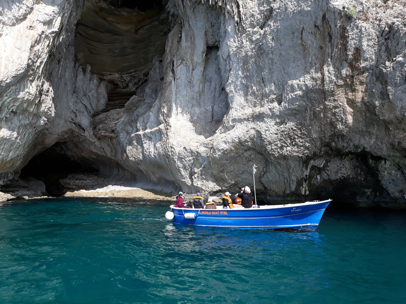 Grotta Bianca ("weiße Höhle") am östlichen Ende der Insel Capri